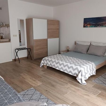 Studio Apartman Dori 普拉 外观 照片